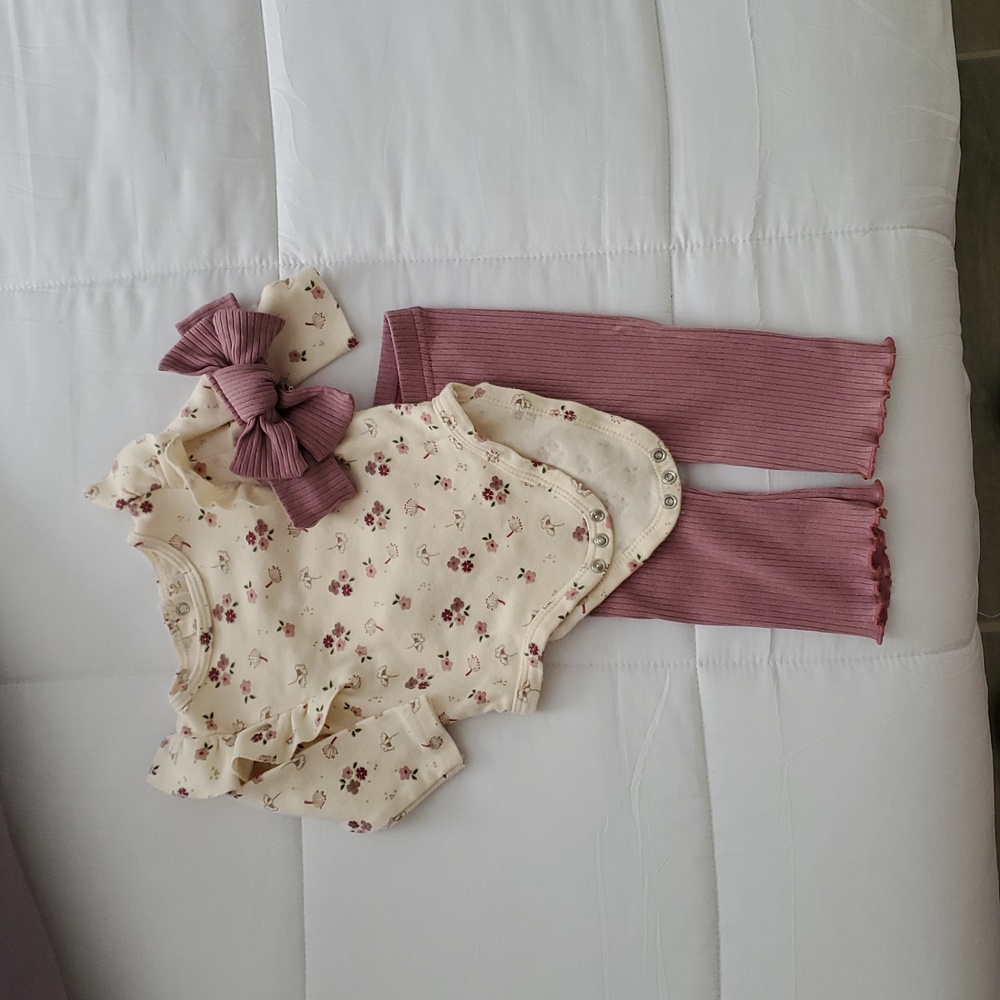 Cream Floral Ruffle-Sleeve Baby Bodysuit with Mauve Ribbed Pants And Headband
